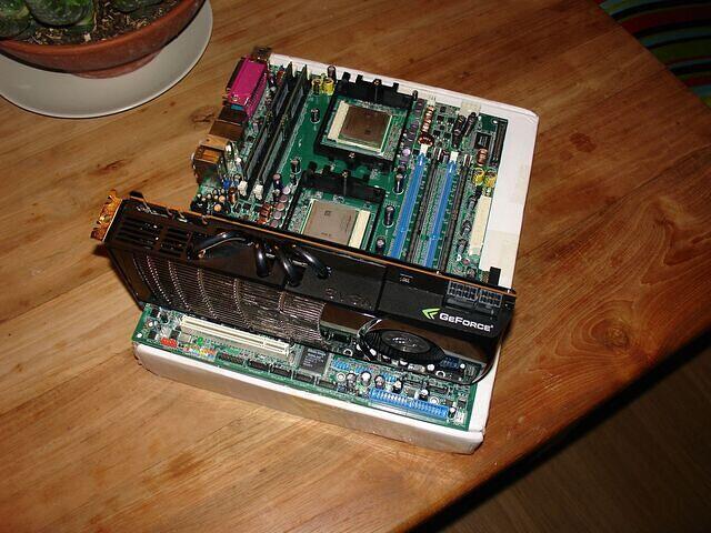 EVGA GTX 480 mounted showing it's Crocodile Amor