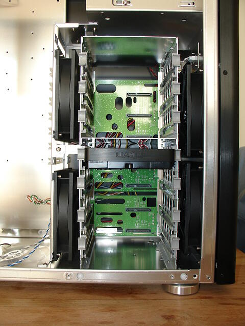Blue Leader's Lian Li PC-A7010B 7x SATA Hot Swap Bay.JPG