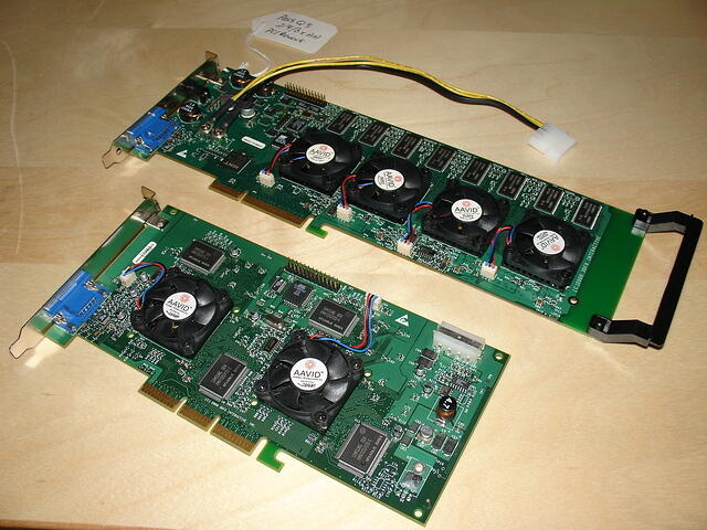3dfx Voodoo5 5000 AGP x4 32MB Rev.A0 3700 & 3dfx Voodoo5 6000 AGP x2 128MB Rev.A 3700 Top backward angle