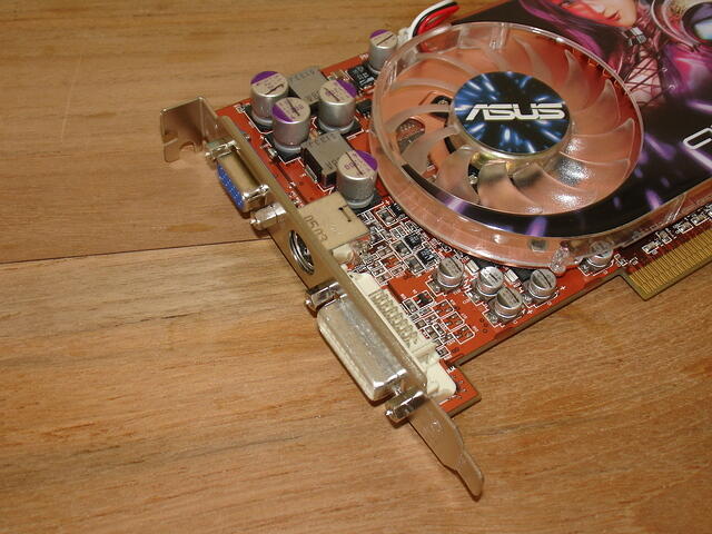 ASUS ATi Radeon X800 XT Platinum Edition AGP 256MB GDDR3 256Bit Rev.A02 0441 Headshot.JPG