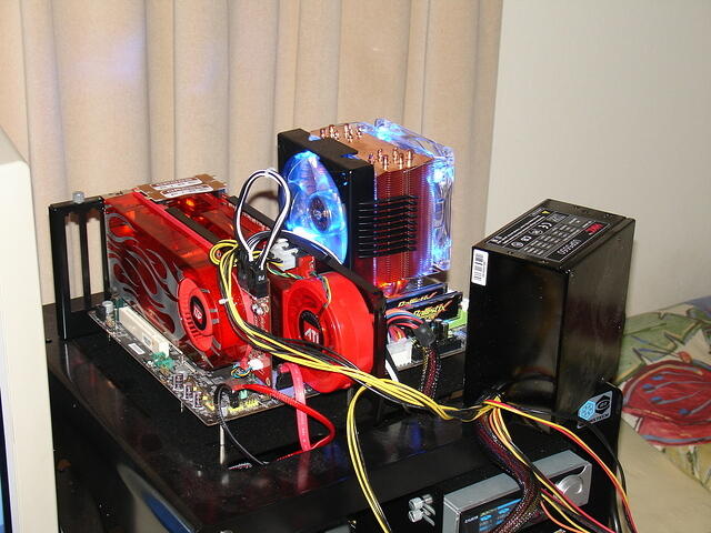 R600 XTX 1GB + R600 XT 1GB in CF b