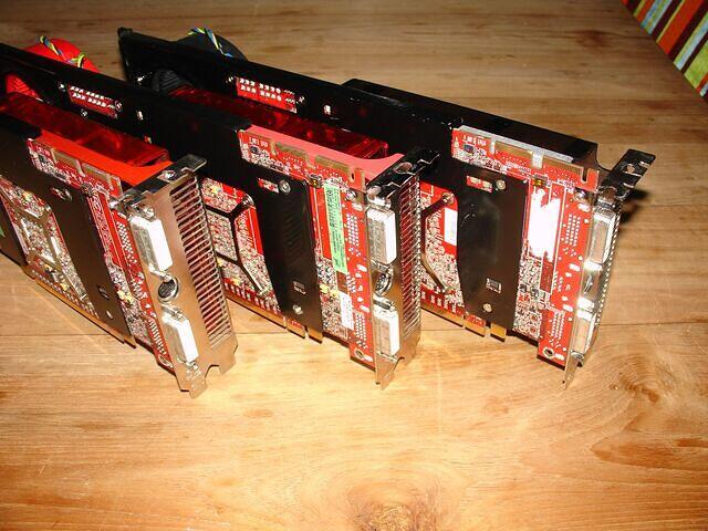 The 3 R600 XTX ES Cards CFX connectors