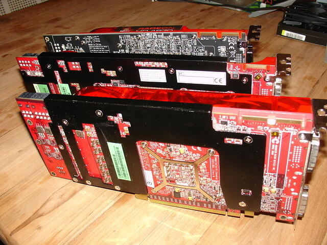 RV770 - R680 - R600 Rear CFX Connectors.JPG